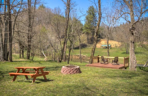 Boone Chalet De Esquí | MANTÉNGASE AL RÍO con área de picnic, fogón, 3HAB / 2BA, Greatroom, ¡minutos a Boone!