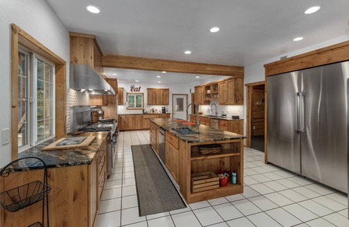 Leavenworth Cabina | River Road Lodge-Sleeps 16, Hot tub, 2 Fireplaces, Pool Table