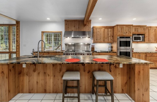 Leavenworth Cabina | River Road Lodge-Sleeps 16, Hot tub, 2 Fireplaces, Pool Table