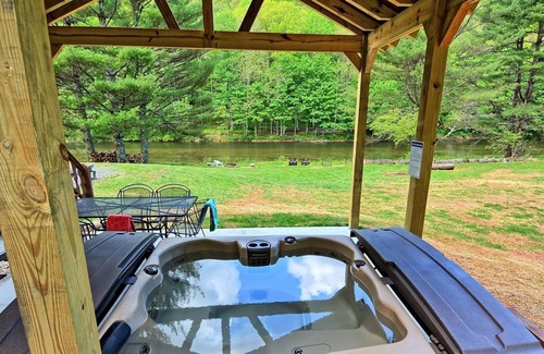 Jefferson Chalet De Esquí | Cabaña River Run-River Front con chimenea, capacidad para 6, 3 dormitorios, 2 baños, Wi-Fi