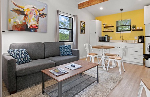 Fredericksburg Cabaña | River's Edge Cottage with waterfront location, near wineries & town