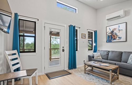 Fredericksburg Cabaña | River's Edge Cottage with private hot tub, huge front porch & full river access