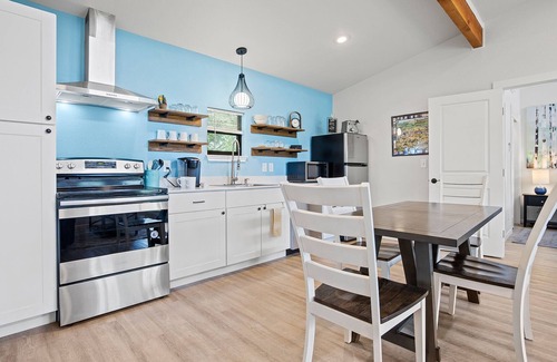 Fredericksburg Cabaña | River's Edge Cottage with private hot tub, huge front porch & full river access
