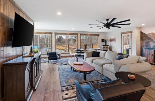 Kalispell Casa | River's Edge Riverfront with Hot Tub Sauna & Game Room