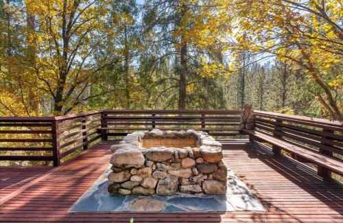 North Wawona Casa | River's Edge w/BBQ, Wifi, Firepit