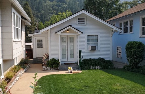 Dunsmuir Cabaña | River's Pace Cottage near the River & Downtown