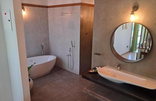 Hikkaduwa Hotel | River Shades Hotel