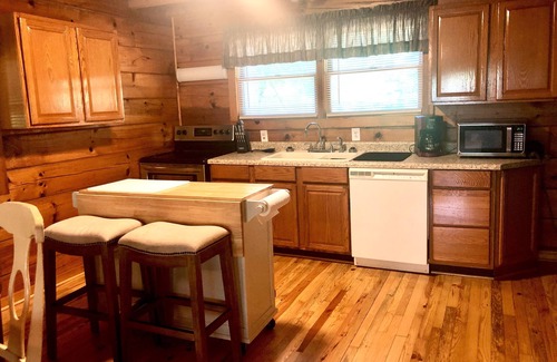 Burnsville Cabina | River Side Cabin Retreat sleeps 6