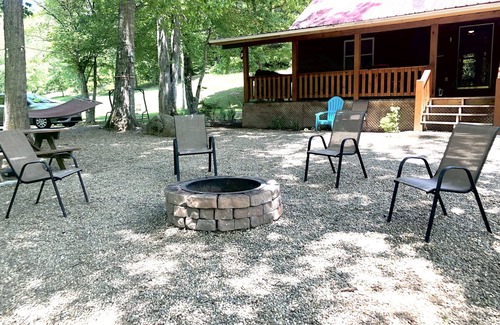 Burnsville Cabina | River Side Cabin Retreat sleeps 6