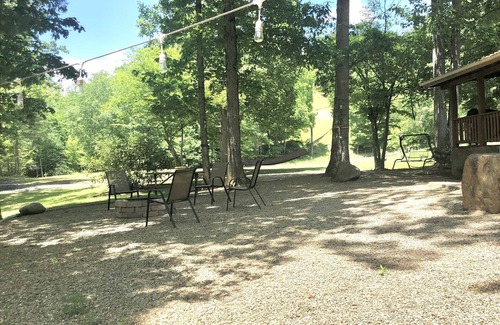 Burnsville Cabina | River Side Cabin Retreat sleeps 6
