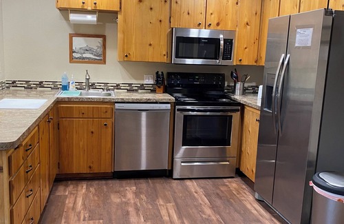 Three Rivers Casa | River/Ski Home on Deschutes River, 2 bedroom-sleeps 5, 26 miles to Mt. Bachelor.