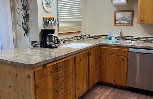 Three Rivers Casa | River/Ski Home on Deschutes River, 2 bedroom-sleeps 5, 26 miles to Mt. Bachelor.