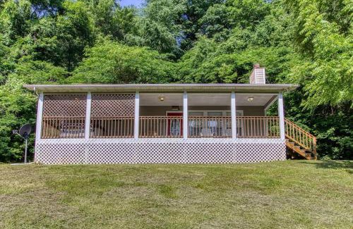 Gatlinburg - Pigeon Forge Chalet De Esquí | River Song, Near River, Hot Tub, Foosball, WIFI 685 FREE tickets each paid day!