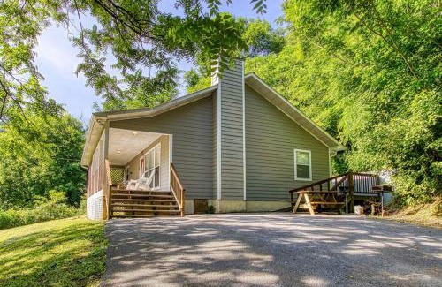 Gatlinburg - Pigeon Forge Chalet De Esquí | River Song, Near River, Hot Tub, Foosball, WIFI 685 FREE tickets each paid day!
