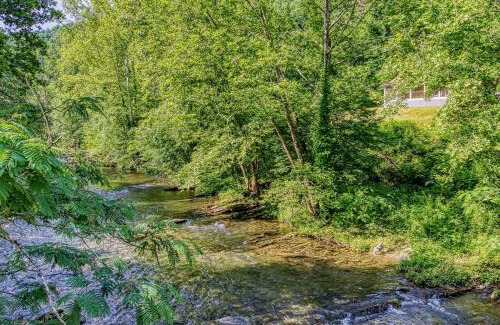 Gatlinburg - Pigeon Forge Chalet De Esquí | River Song, Near River, Hot Tub, Foosball, WIFI 685 FREE tickets each paid day!