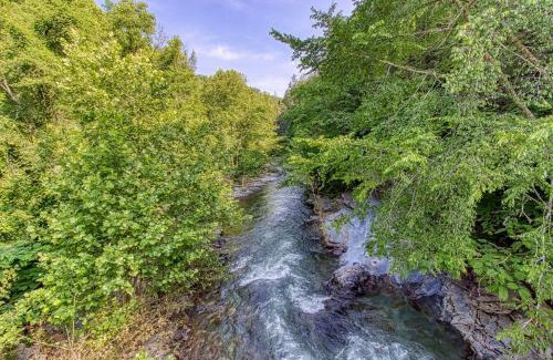 Gatlinburg - Pigeon Forge Chalet De Esquí | River Song, Near River, Hot Tub, Foosball, WIFI 685 FREE tickets each paid day!