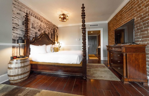Historic District - North Hotel | River Street Inn