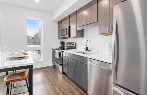 West Seventh Apartamento | River View 1 Bed- Gym, Hottub, Rooftop, BBQ