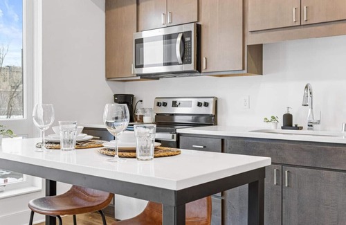 West Seventh Apartamento | River View 1 Bed- Gym, Hottub, Rooftop, BBQ