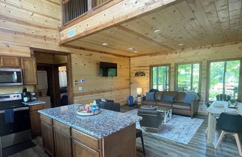 Golden Cabina | River View | 3 bedroom | Hot Tub | 7 guest