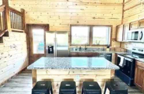 Golden Cabina | River View | 3 bedroom | Hot Tub | 7 guest