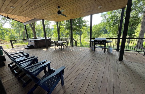 Golden Cabina | River View | 3 bedroom | Hot Tub | 7 guest