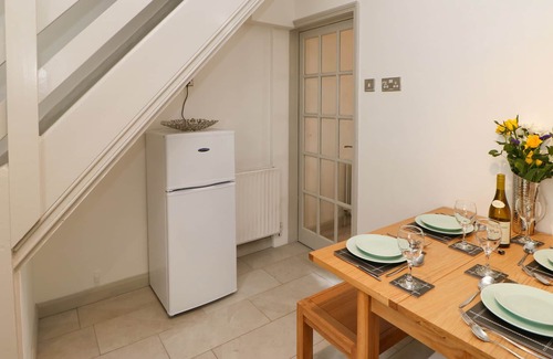 Corbridge Cabaña | RIVER VIEW, character holiday cottage, with a garden in Corbridge