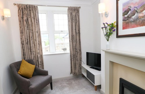 Corbridge Cabaña | RIVER VIEW, character holiday cottage, with a garden in Corbridge