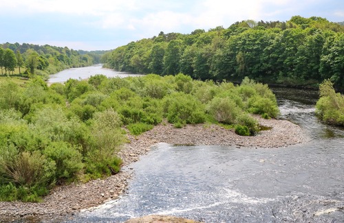 Corbridge Cabaña | RIVER VIEW, character holiday cottage, with a garden in Corbridge