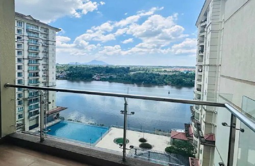 Kuching Condominio | River view comfy homestay! Family-sized condo with Pool and Jacuzzi