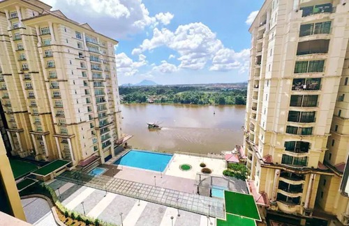 Kuching Condominio | River view comfy homestay! Family-sized condo with Pool and Jacuzzi