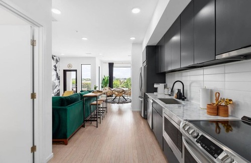 North Capitol Condominio | River View High-End Condo with Private Patio and FREE Parking