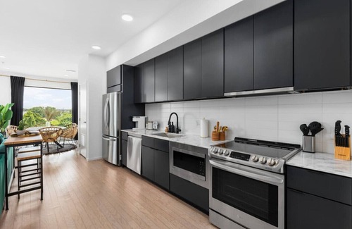 North Capitol Condominio | River View High-End Condo with Private Patio and FREE Parking