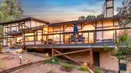 Oakhurst Casa | River View Retreat Sleeps 16/hot tub/basketball court
