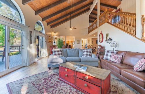 Oakhurst Casa | River View Retreat Sleeps 16/hot tub/basketball court