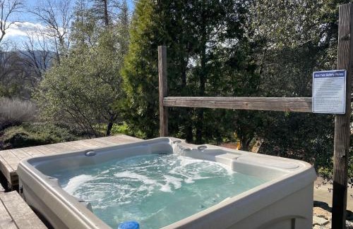 Oakhurst Casa | River View Retreat Sleeps 16/hot tub/basketball court