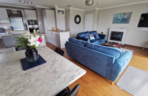Brundall Cabaña | River View - sleeps 4 guests in 2 bedrooms