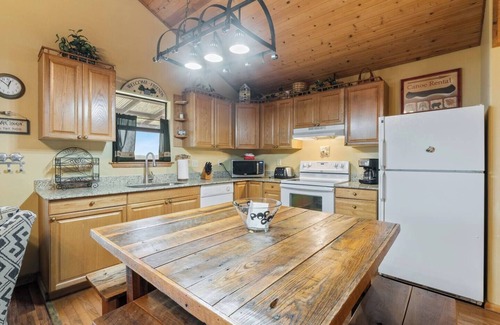 Eureka Springs Casa | River View, Sleeps 6, Hot Tub
