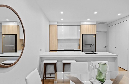 Surfers Paradise Apartamento | River View Stunning Modern 2BR *Parking/Pool*