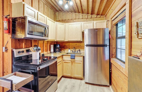 Heber Springs Cabina | River Views, Deck & Boat Slip: Heber Springs Home!