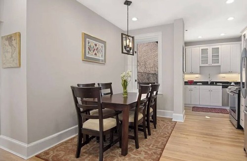 West Cambridge Condominio | River Views Harvard Square 2BR with Cozy Fireplace