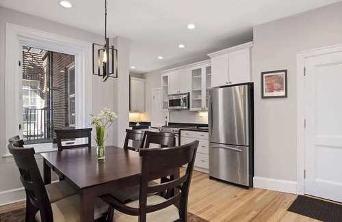 West Cambridge Condominio | River Views Harvard Square 2BR with Cozy Fireplace