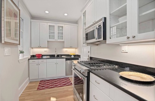 West Cambridge Condominio | River Views Harvard Square 2BR with Cozy Fireplace