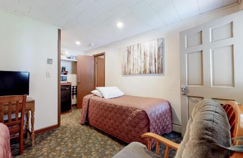 Lincoln Hotel | Riverbank Connecting Motel Rooms 4 & 6
