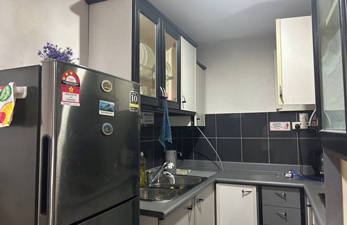 Kampung Surabaya Condominio | Riverbank Suites - River View Level 11, Sleeps 7