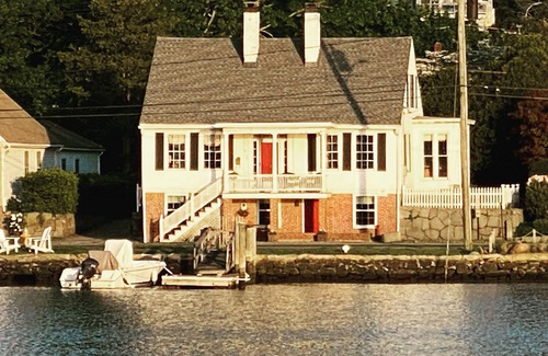 Mystic Apartamento | Riverbed, Romantic Waterfront Suite, walk to town