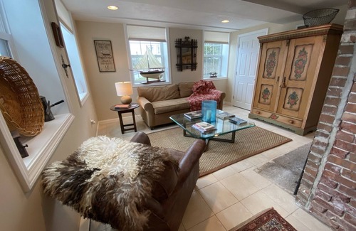Mystic Apartamento | Riverbed, Romantic Waterfront Suite, walk to town