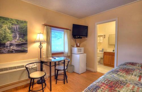 Bryson City Hotel | Riverbend Lodging