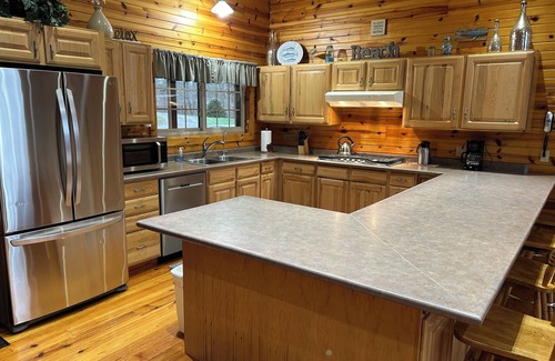 South Haven Cabina | Riverbend Retreat Lodge with fireplace, hot tub, two pools & pickleball ct.