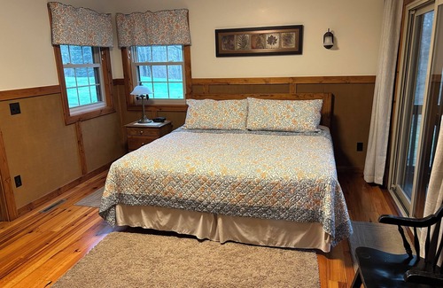 South Haven Cabina | Riverbend Retreat Lodge with fireplace, hot tub, two pools & pickleball ct.